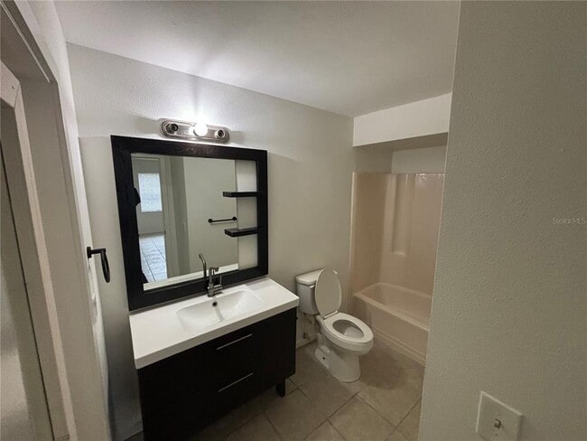 Building Photo - 450 N Elmwood Point