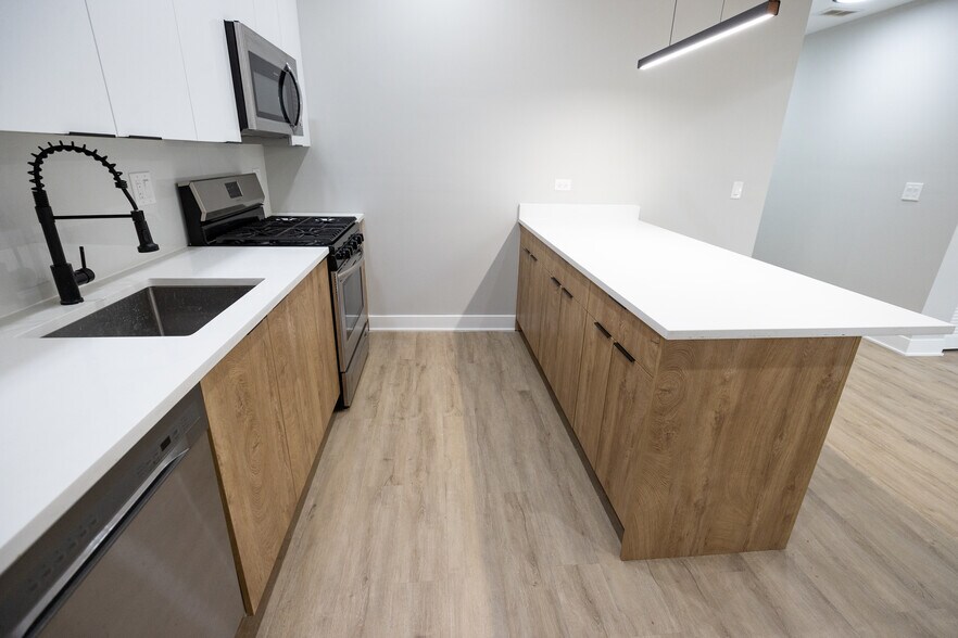 Building Photo - 2175 N Maplewood Ave