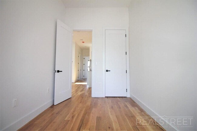Building Photo - Brand NEW 4 Bed 1 Bath Floor-Thru Brownsto...