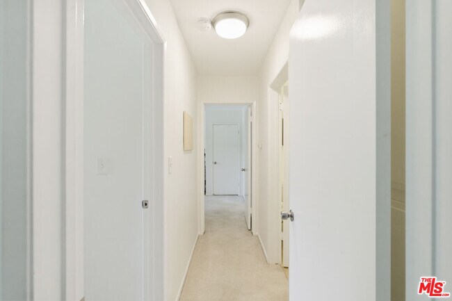 Building Photo - 5625 Green Valley Cir