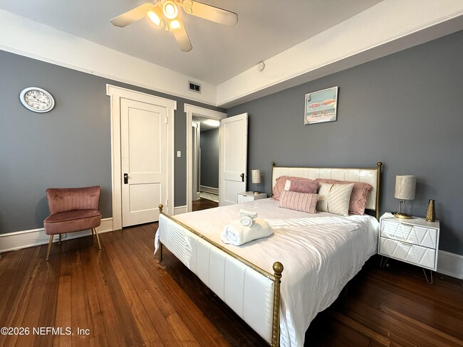 Building Photo - 146 W 6th St