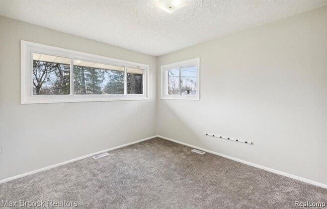 Building Photo - 40960 W 10 Mile Rd