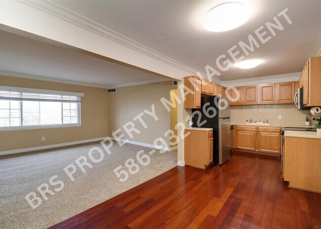 Building Photo - Upper end-unit condo in desirable Rochester Hills