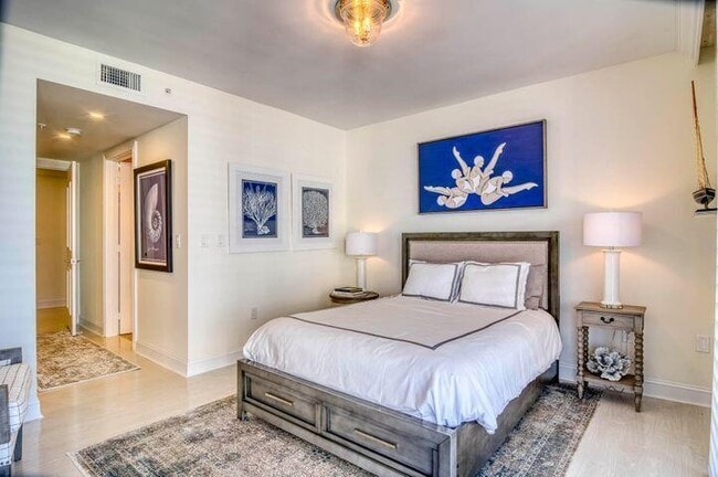 Building Photo - 570 Ocean Dr