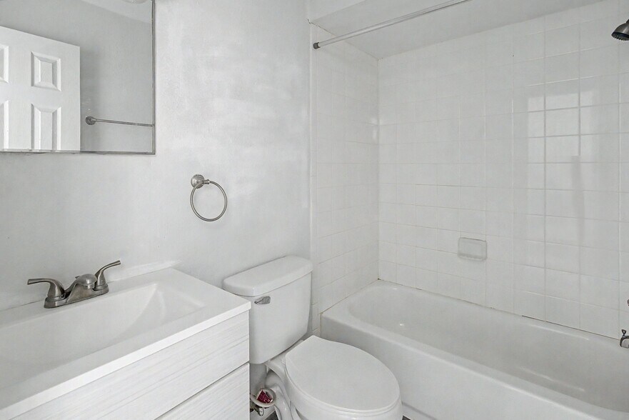 Building Photo - 7210 N Manhattan Ave