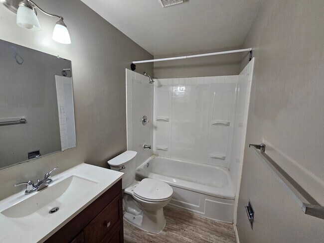 Building Photo - Beautiful Home + Mother-in-Law Suite
