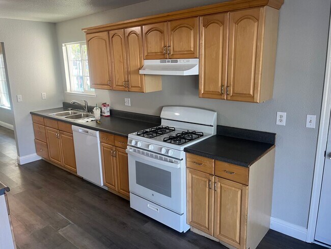 Building Photo - 4 Bed/3 Bath w/Loft.  HURRY won't Last Long!!!