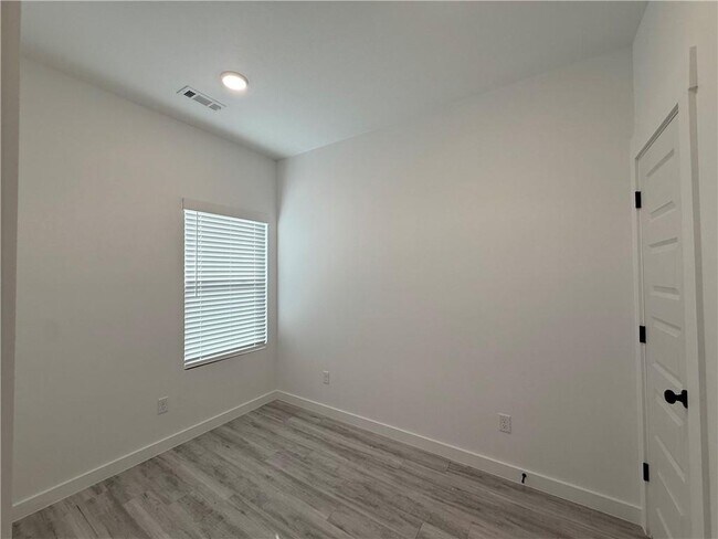 Building Photo - 851 Reading RR Ln