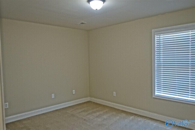 Building Photo - 120 Park Square Ln