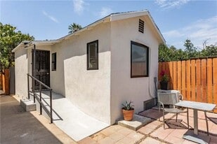 Building Photo - 1005 1/2 Calzona St
