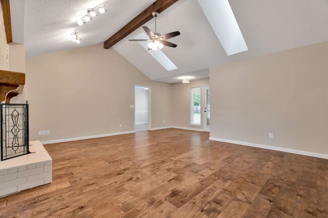 Building Photo - Beatifully Updated East Fay Home! Must See!