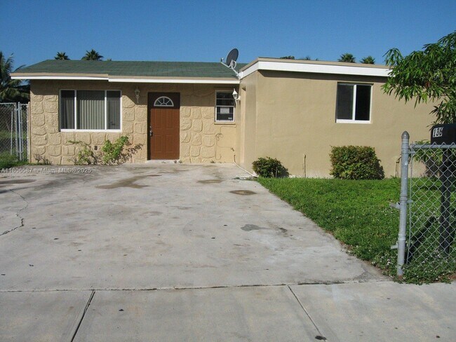 Building Photo - 136 NW 14th Way
