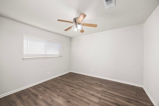 Building Photo - 11223 Oak Spring Dr