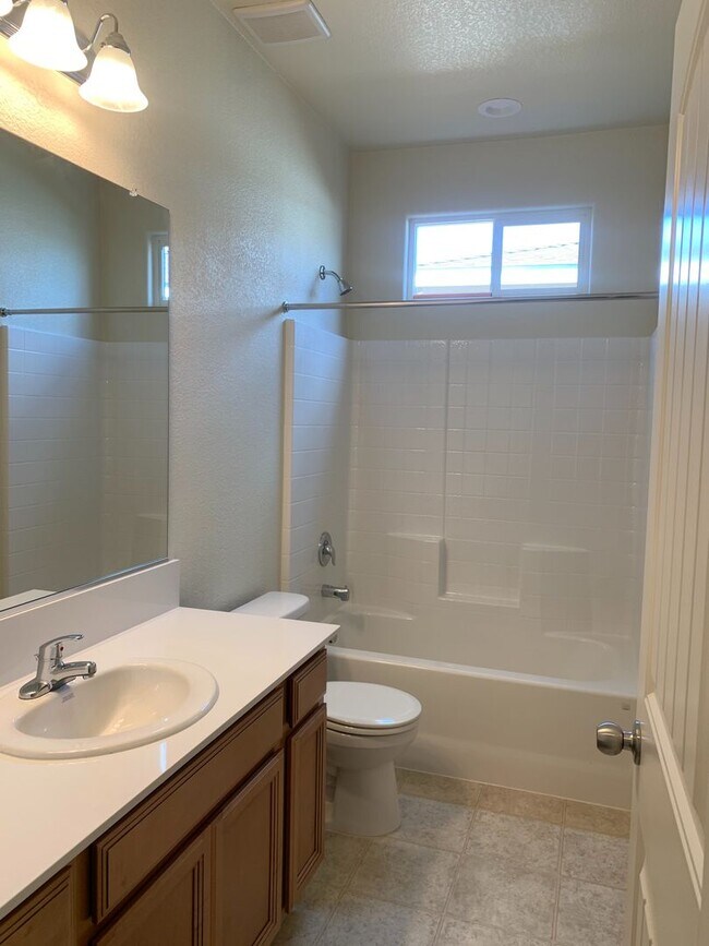 Building Photo - Spacious & Stylish 3 Bed, 2 Bath Home  Des...