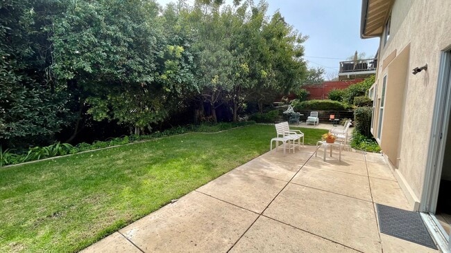Building Photo - 298 Country Club Dr