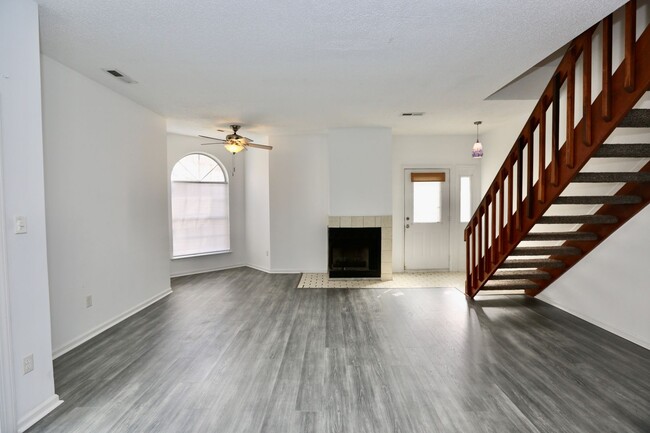 Building Photo - Updated Chimney Hill Condo Available 03-25...