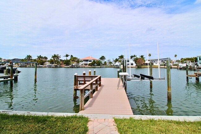 Building Photo - 10128 Yacht Club Dr