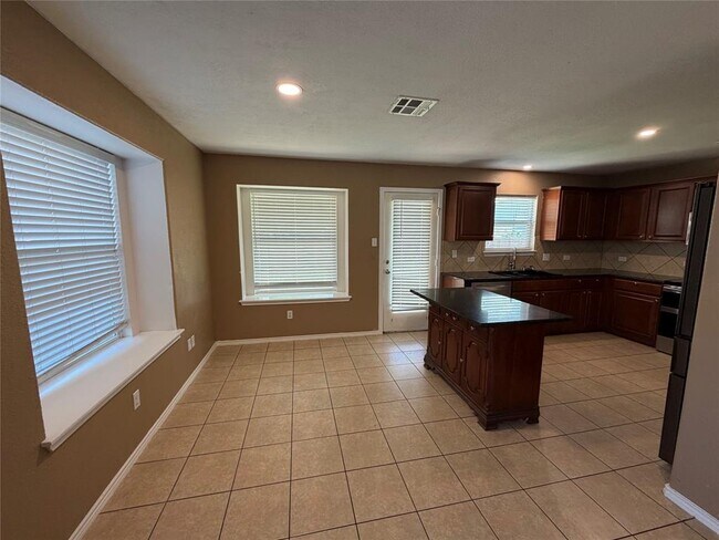 Building Photo - 904 Gentry Dr