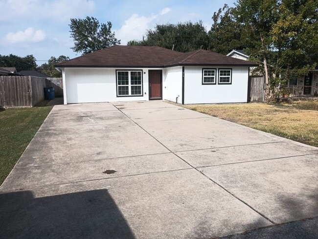 Building Photo - 3-bedroom, 1-bathroom home located inSouth...