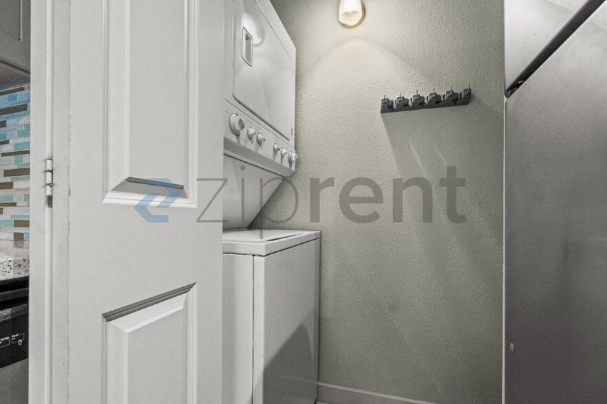 Building Photo - Unit F201