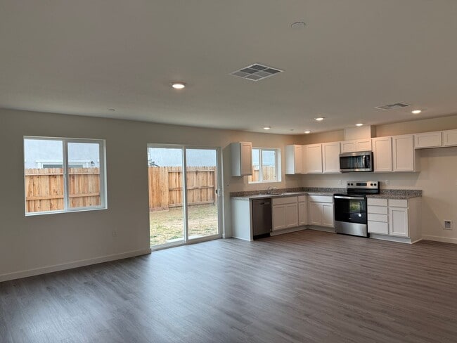 Building Photo - 3 Bed 2.5 Ba 2 Car Garage in Roseville!