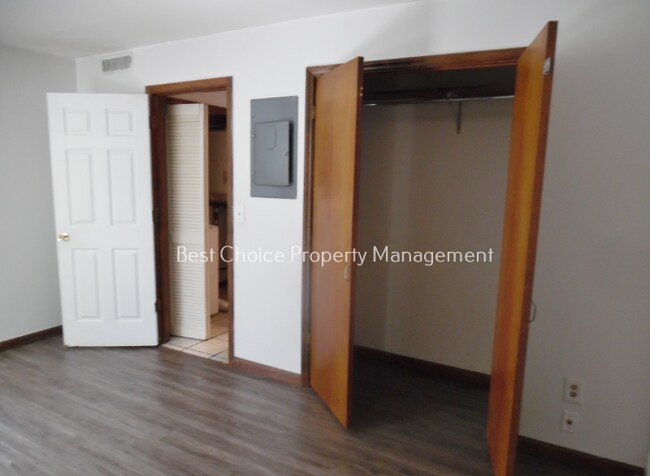 Building Photo - 211 Brookside Dr