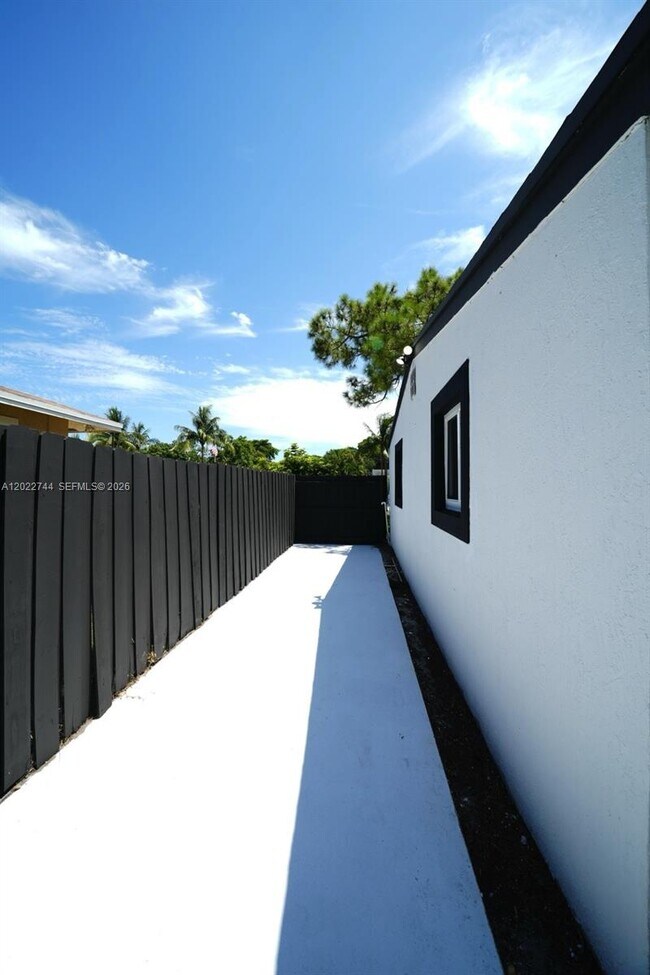 Building Photo - 2573 Conroy Dr
