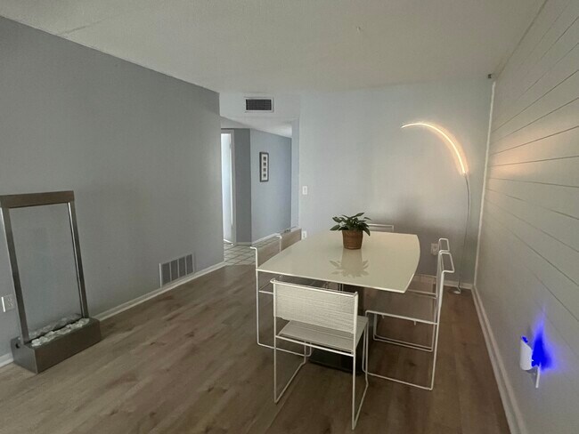 Building Photo - 995 La Guna Dr