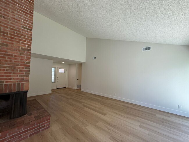 Building Photo - 1120 Village Dr