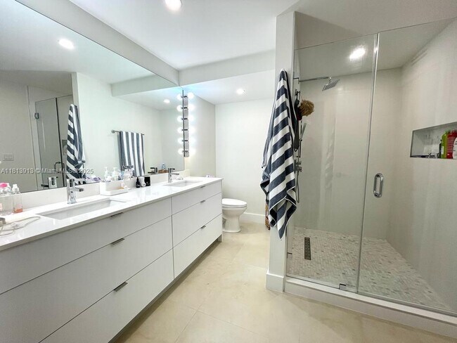 Building Photo - 2030 S Ocean Dr