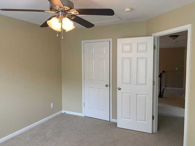 Building Photo - Move-in Ready 5 bedroom, 3.5 bath house lo...