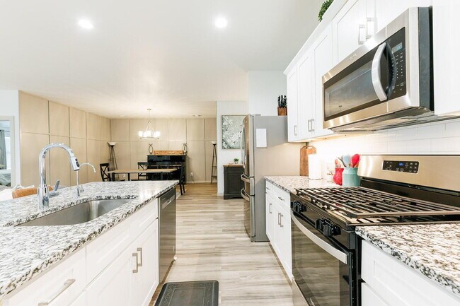 Building Photo - Spacious 4 Bed, 2 Bath Home in Abbey Glen w/ Liberty High School Feeder Pattern!
