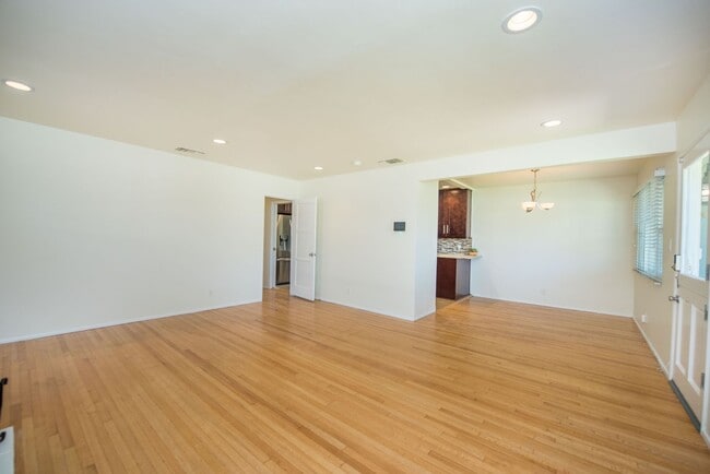 Building Photo - 20092 Bayview Ave