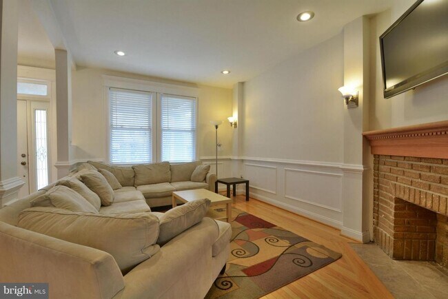 Building Photo - 733 Otis Pl NW