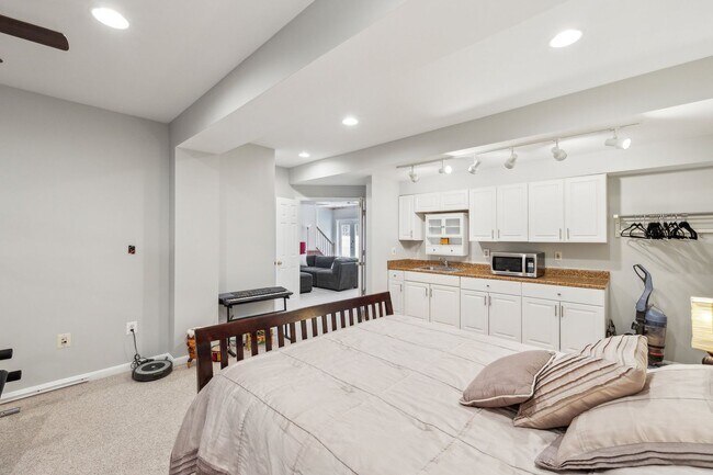 Building Photo - Stunning single-family home filled with th...