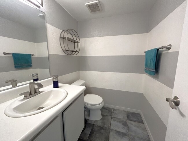 Building Photo - 1924 Hawaii St