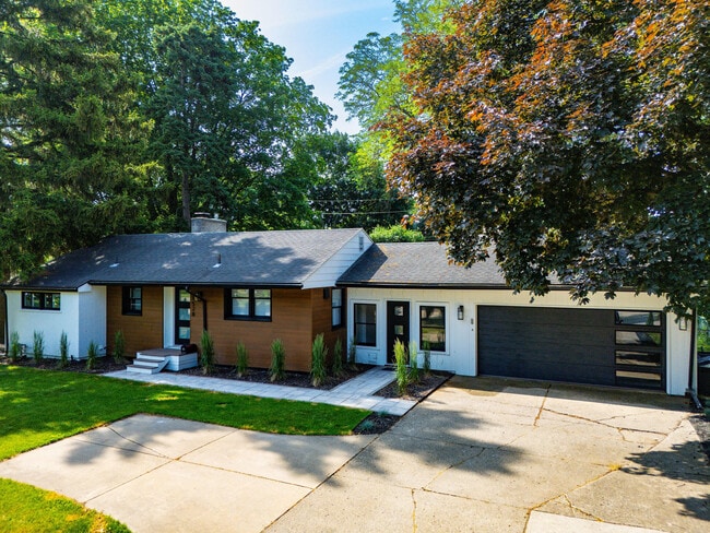 Building Photo - 1528 E Maple Rd