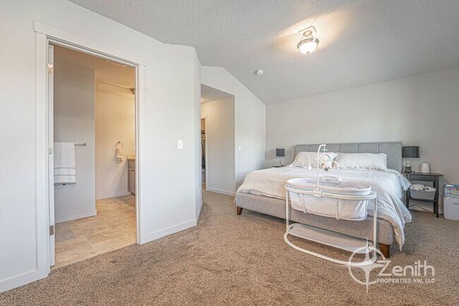 Building Photo - 5921 NE 48th St