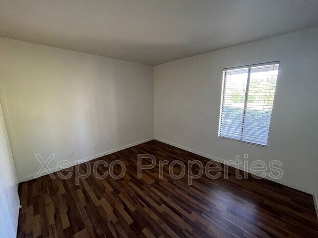 Building Photo - 5285 E Waverly Dr