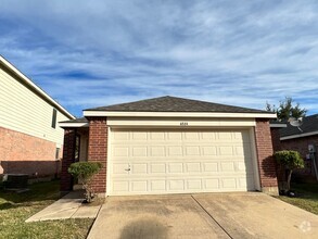 Building Photo - 4 Bedroom 2 Bath and 2 Car Garage