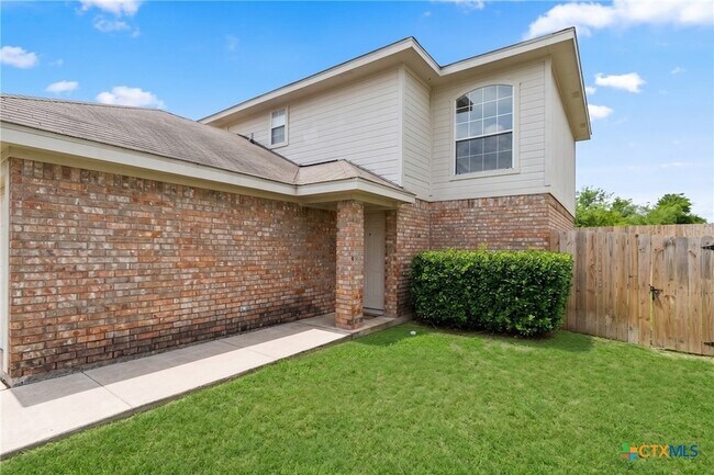 Building Photo - 2412 Skylark Cir