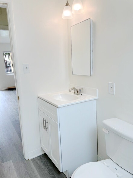 Building Photo - 2901 Kenwood Ave