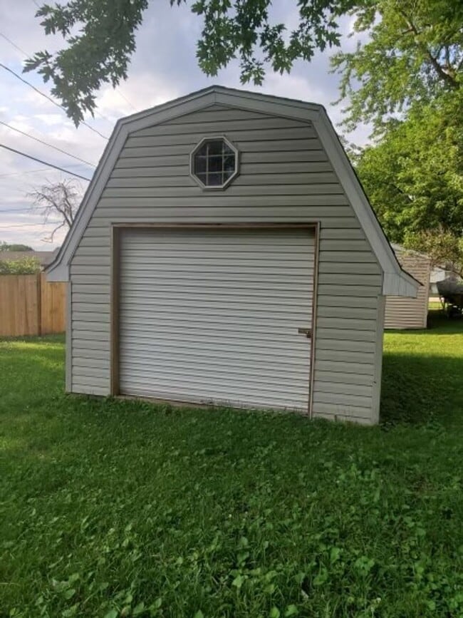 Building Photo - 3 bedroom - Finished basement with bonus room