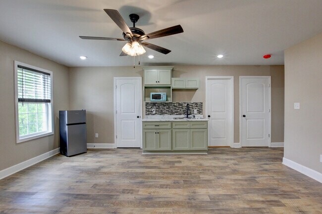 Building Photo - 135 Riverbend Dr
