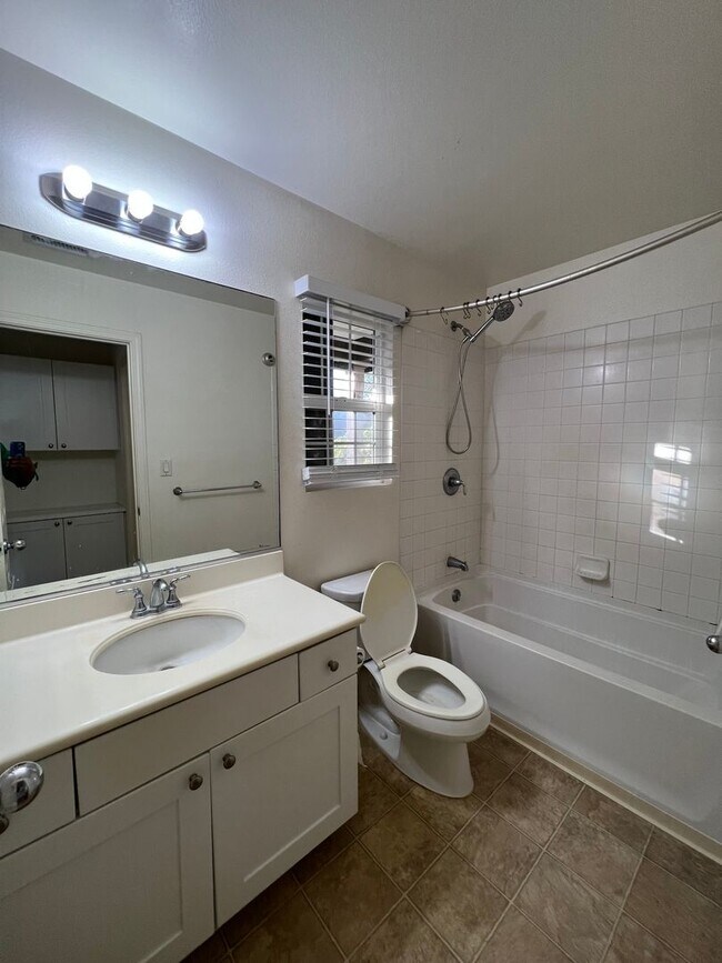 Building Photo - Lovely 3 bedroom 2 bath home in Ka Makana ...