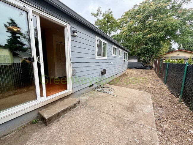 Building Photo - Wonderful 3-bedroom 2 Bath House in SE Portland!