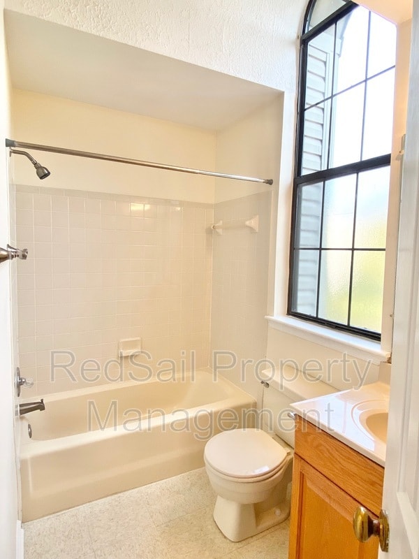 Building Photo - 740 Brookside Dr