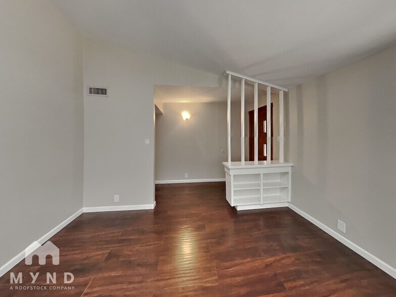 Building Photo - 925 Warren Way