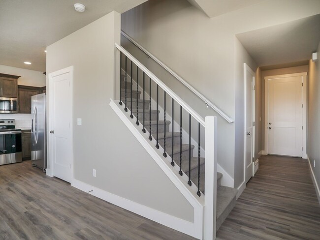 Building Photo - Beautiful 3 Bed 2.5 Bath Townhome in West ...