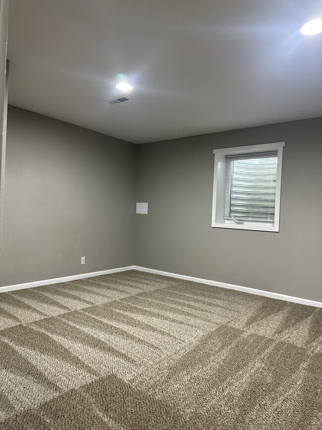 Building Photo - 602 Sara St